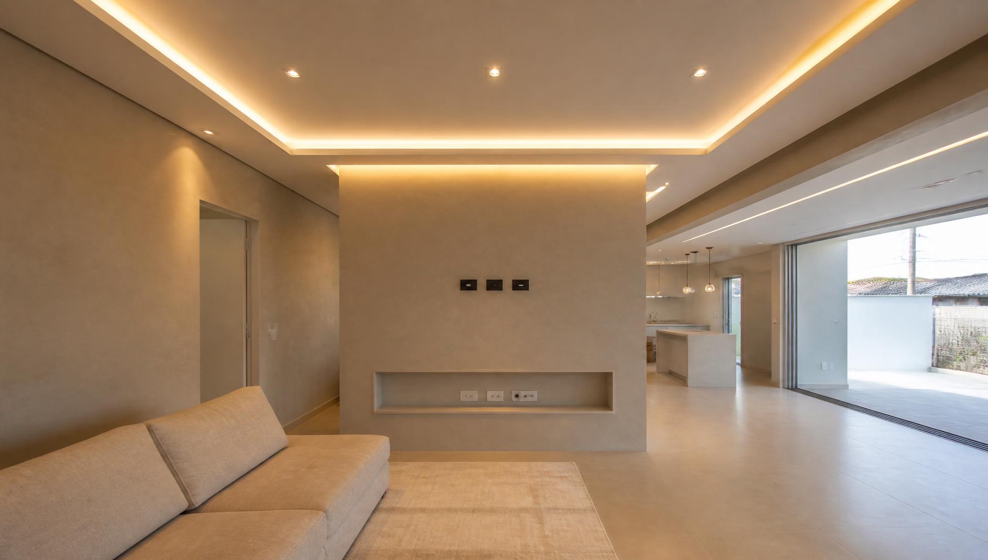 Ambiente interno com drywall e iluminação moderna